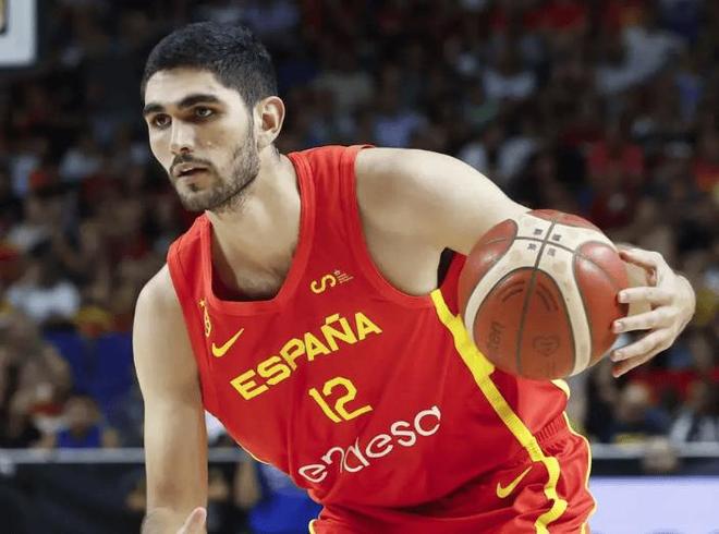 欧锦赛爆冷连连，欧洲篮球群雄乱战，字母哥东契奇独撑大旗难救主