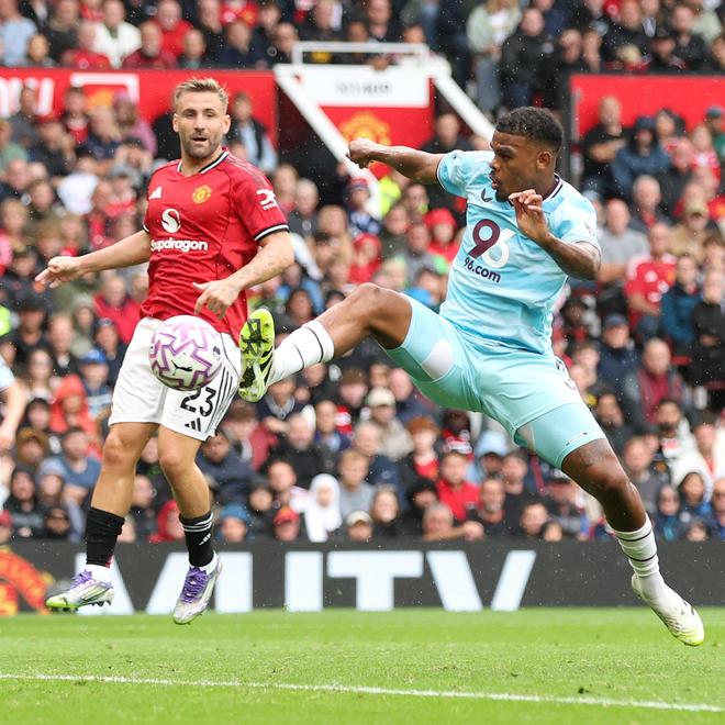 伯恩利吃哑巴亏输曼联 福斯特直言VAR判罚令人不可理喻