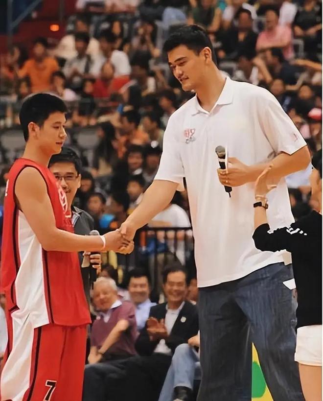 姚明与林书豪NBA传奇对比，亚洲篮球史上的两颗星尘