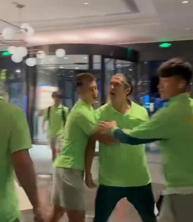 中超大溃败后国安内乱曝光，球员与球迷爆发肢体冲突真相太扎心