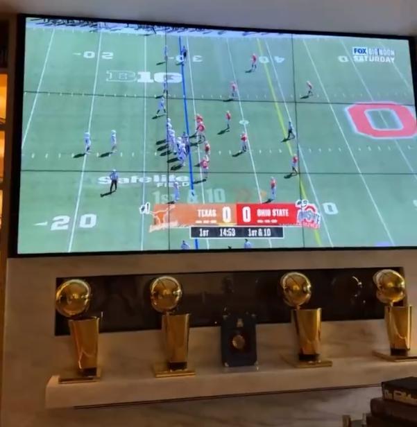 詹姆斯晒四座NBA总冠军奖杯引热议，真凭实力还是秀恩爱？