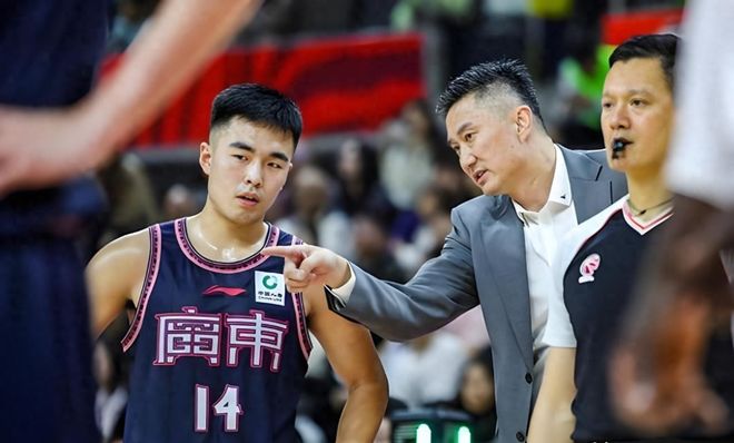 广东男篮锋卫摇摆人困境 新星陈家政或难翻身