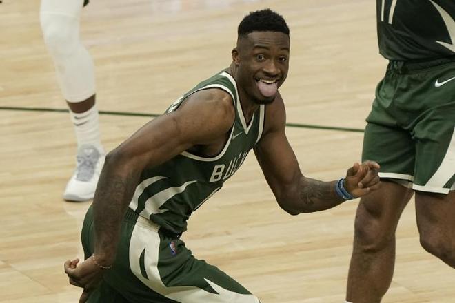 萨纳西斯归队雄鹿，290万年薪背后的坚持与无奈