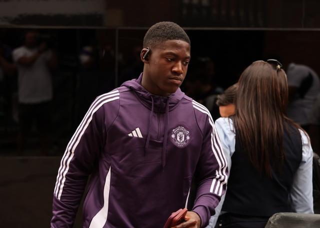 曼联中场梅努夏窗末了戏剧未外租，6队追逐反映英超转会乱象