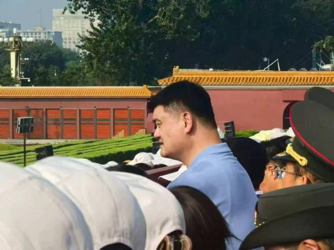 姚明现身天安门阅兵，没有篮球的场馆只有历史的沉重