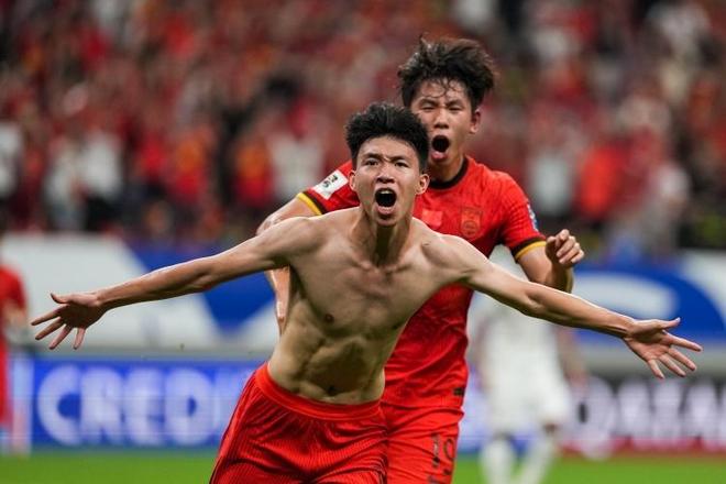 18岁小将王钰栋一路开挂逼王成国足进攻核心，U22亚洲杯首秀即展锋芒