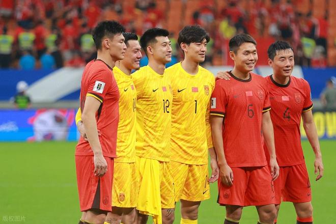 中国足协急火火全球选帅，国足新教头15天内敲定，谁能救救这支“漏勺”球队？