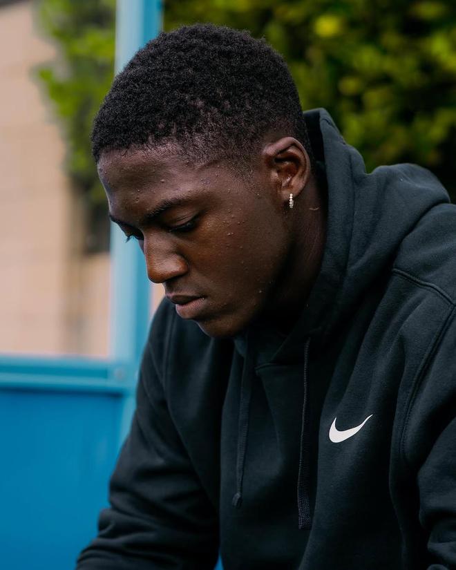 梅努社媒晒图暗藏心声，帕尔默神评论惹猜疑，曼联球员处境成笑柄