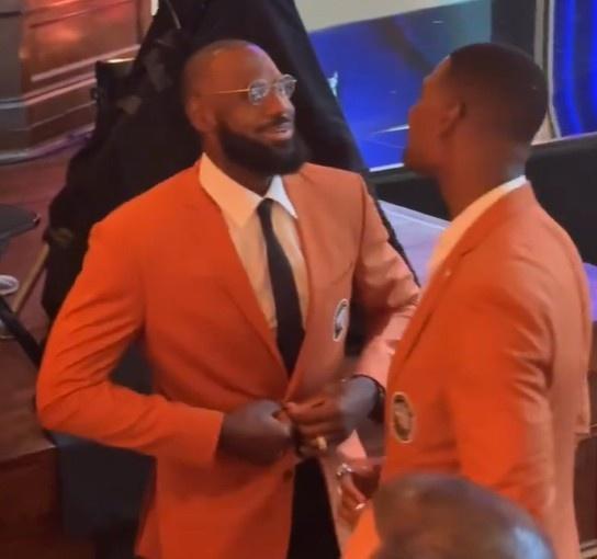 詹姆斯终于穿上名人堂夹克，这场NBA名人堂典礼才算真热闹起来