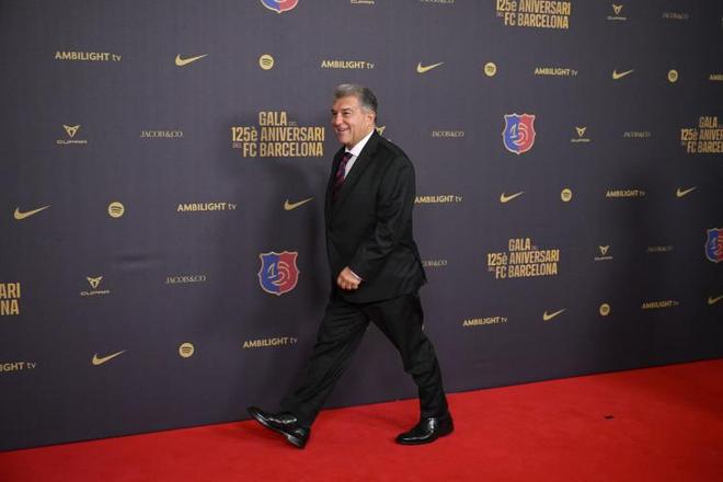 拉波尔塔的诺坎普“生死局”，巴萨球迷等你一个交代