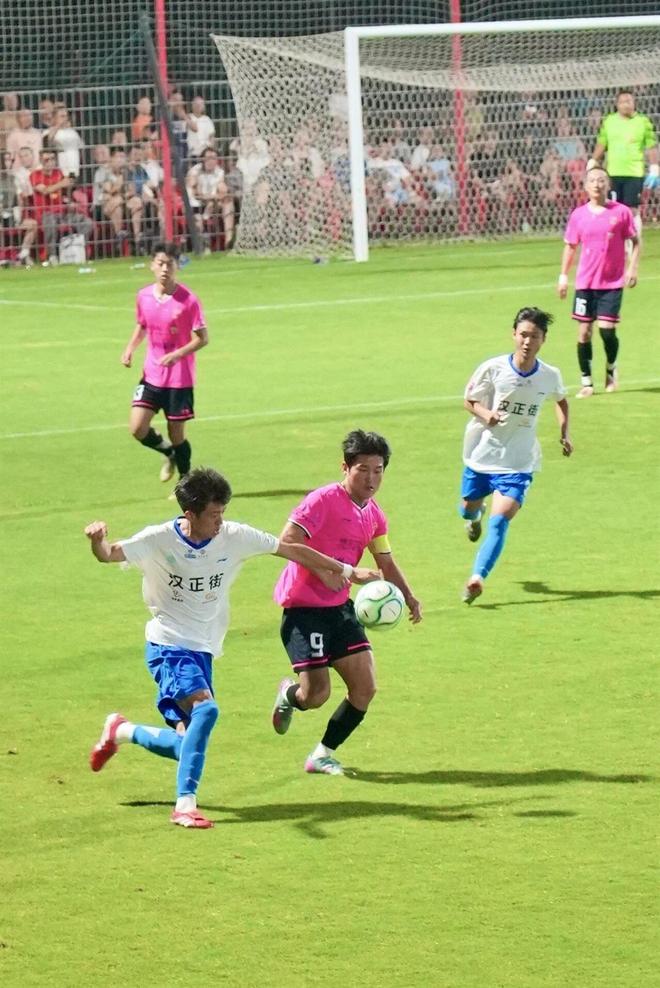 汉超焦点战：黄陂区逆转硚口区，球迷呐喊掀起热血风暴