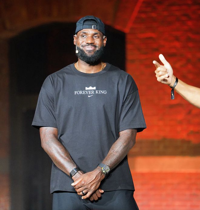 詹姆斯中国行，成都双子塔点灯秀只是“光环”还是满满套路？