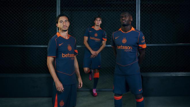 国米2025赛季第三球衣大揭秘，致敬经典T90但你真的买账吗