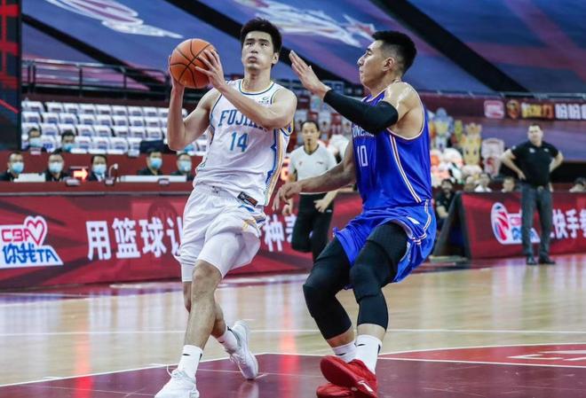 CBA顶薪铁人黄毅超的堕落史，九年征战依旧被边缘化