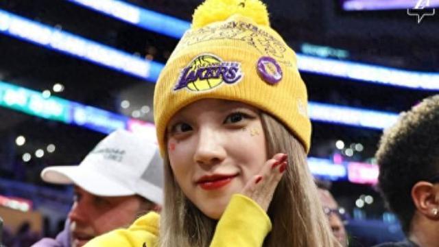 女星助威变球迷盛宴，中国U23进亚洲杯却被演成女团秀场？