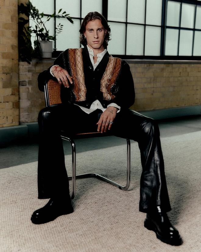 英超新星卡拉菲奥里：踢球就得有态度，别光看发型