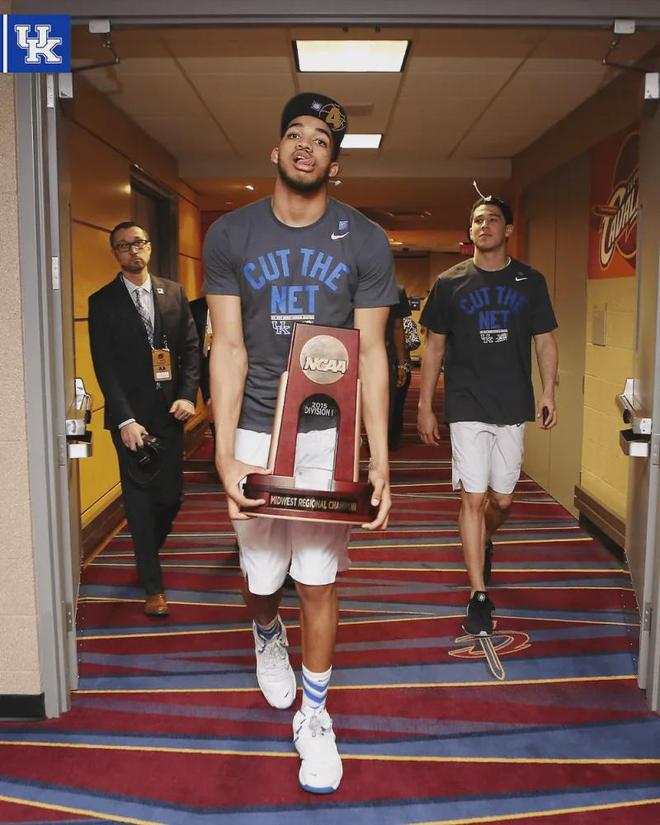 肯塔基大学为唐斯跪舔旧照，真有必要这么大肆吹嘘吗？