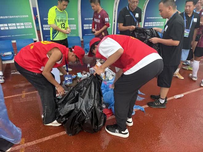 扬超联赛：志愿者们的汗水和奉献撑起了假装精彩的足球盛宴