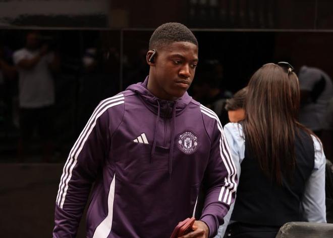 曼联0-3惨败曼城，梅努遭冷遇成焦点，哈格里夫斯不满阿莫林用人策略