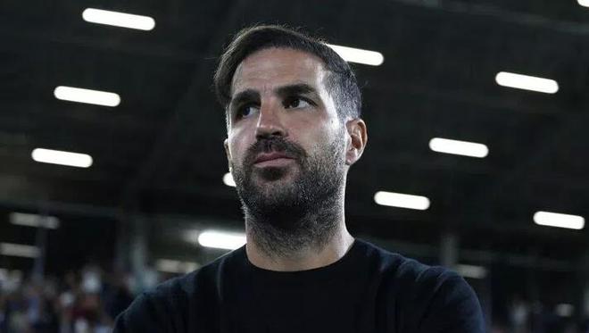 科莫主教练法布雷加斯赛后发泄：年轻球员体能掉链，争议判罚成导火索