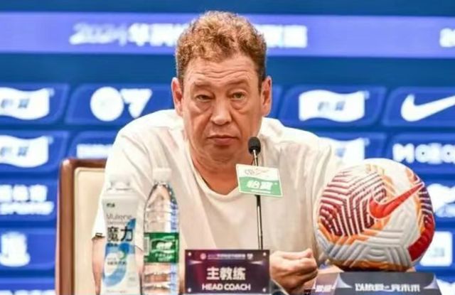 申花队乱成一锅粥,内部内讧加教练与球迷撕逼,争冠梦碎还是自取其辱?