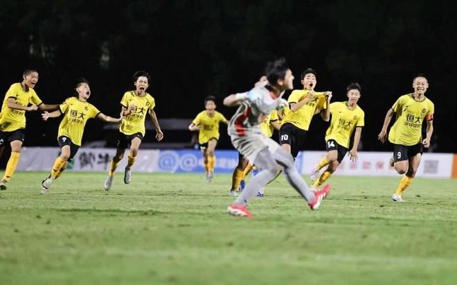 恒大足校U13逆袭夺冠，广州足球的新希望还是笑话？