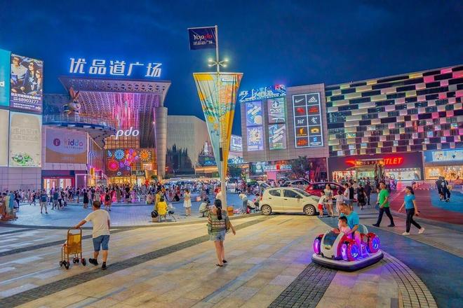 成都各大商场联动打造观赛盛宴，川超足球热潮无处不在