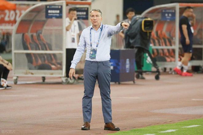 国足教练“烫手山芋”变香饽饽，哈维尔小克鲁伊夫抢着来，真香还是附赠包袱？