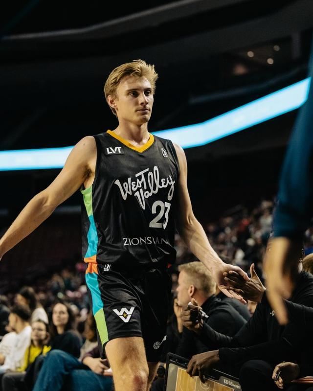 掘金的操作真是尴尬，签了个落选秀古德温又裁了，发展联盟到底是什么玩意儿