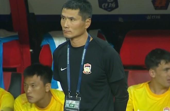 中超保级大战：青岛西海岸逆转梅州客家，邵佳一本色教练显团魂