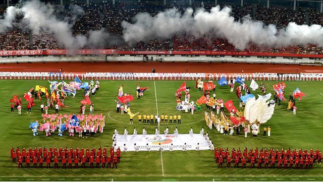 别被表演冲晕头脑,四川城市足球联赛到底有多热闹?