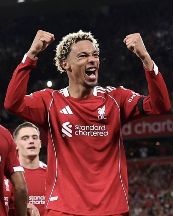 曼联险胜切尔西火药味十足，英超风云再起利物浦狂飙领跑