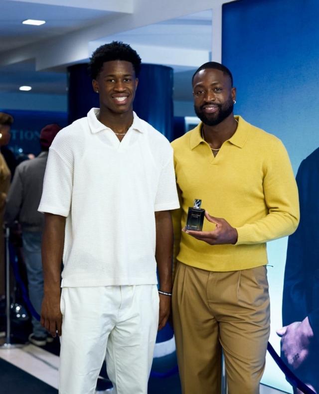 76人探花埃奇库姆寒暄韦德，是联手未来还是仅图姿势？