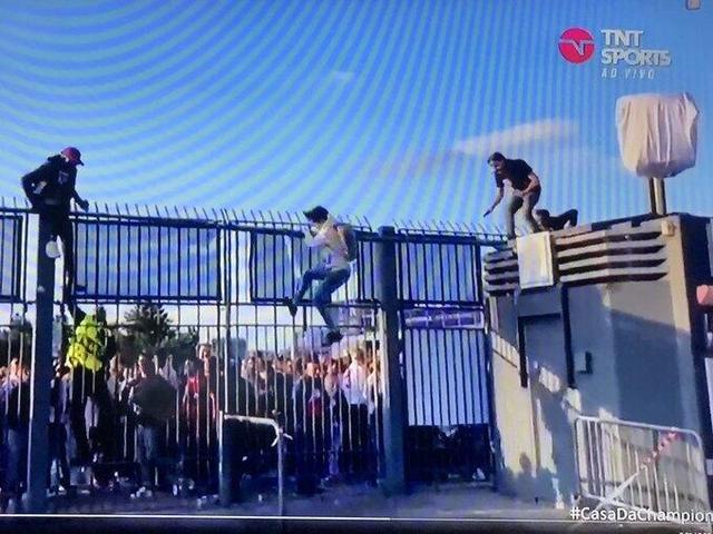 圣但尼噩梦重现，利物浦球迷体验差生离死别的欧冠决赛