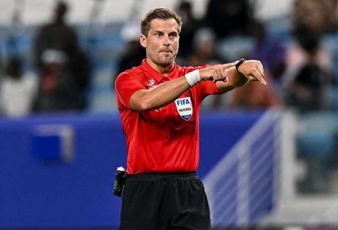 中超争议判罚引爆口水战，老将王燊超犯规竟仅黄牌惹怒网友