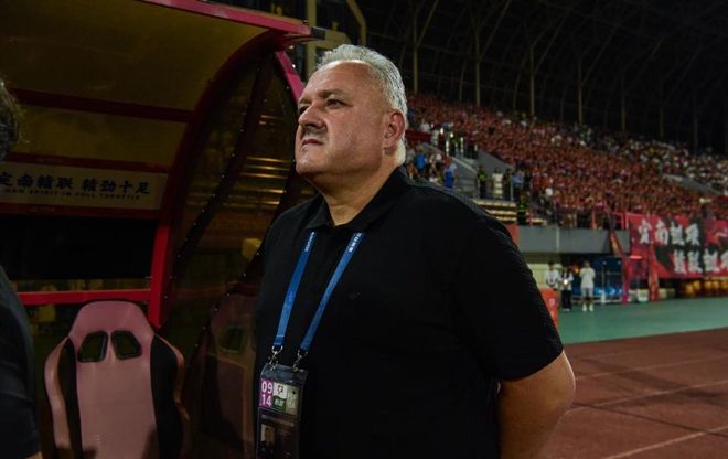 重庆铜梁龙赛季危机四伏，主帅萨尔瓦多遭无情解雇