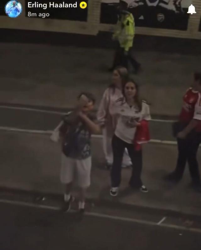 英超焦点战，哈兰德遭阿森纳球迷辱骂还能笑出声，英雄还是笑柄？