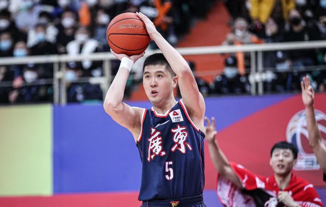 广东男篮休赛期大换血，黄荣奇无球可打冷门成焦点