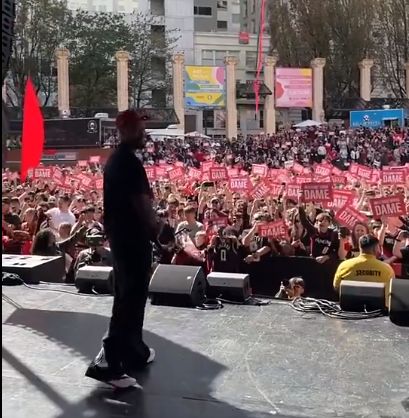 开拓者给利拉德的回归仪式,别装了,这就是一场粉丝秀