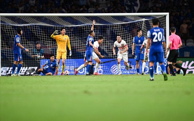 申花2025赛季活像车祸现场，买外援买脑子？