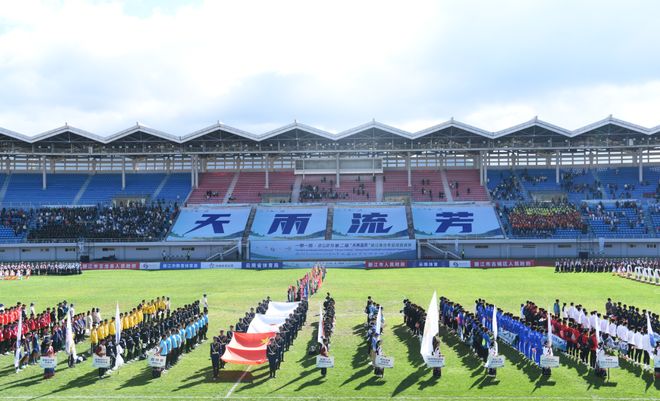 天雨流芳杯青少年足球赛在丽江开踢，高原上的拼搏还差点爆火
