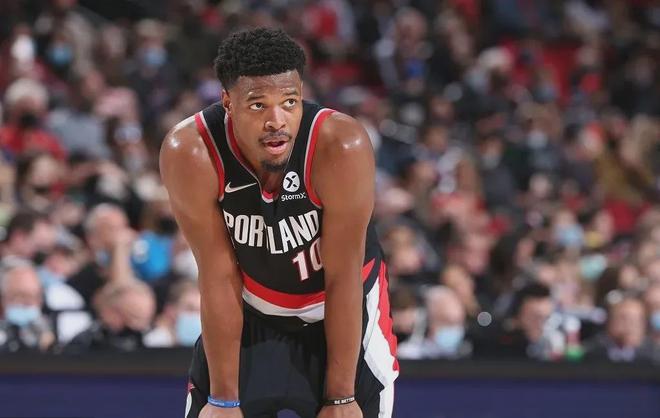 七次被放弃的丹尼斯-史密斯，究竟错在哪儿？NBA落魄传奇的辛酸史