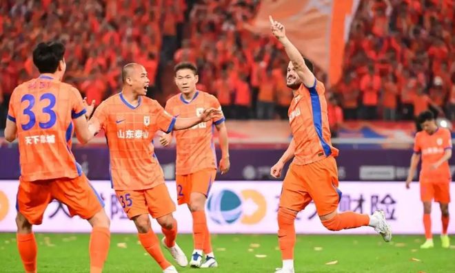 山东泰山队假期动态曝光，外援度假被吐槽，年轻球员炫耀拿驾照，这团队到底怎么了