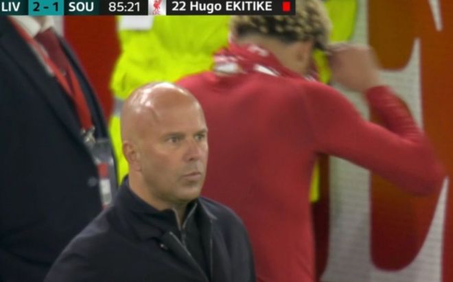 利物浦英联杯险胜，埃基蒂克庆祝脱衣被红牌罚下引爆舆论