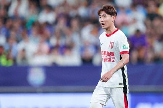 成都蓉城领跑中超，韦世豪伤退成夺冠隐患