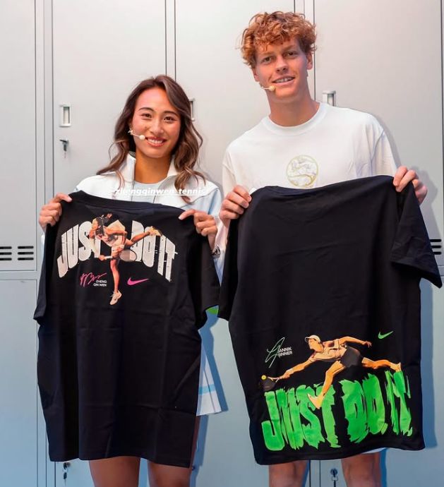 辛纳北京活动现身合影郑钦文，社媒晒照炫耀亲密时刻