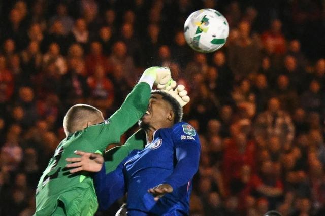 切尔西门将约根森自打脸式“助攻”福法纳，英联赛杯翻车现场真精彩