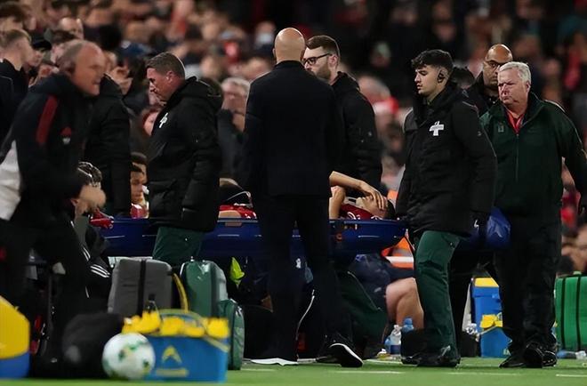 利物浦六连胜背后的隐忧:莱奥尼伤退与锋线混战让冠军梦悬浮