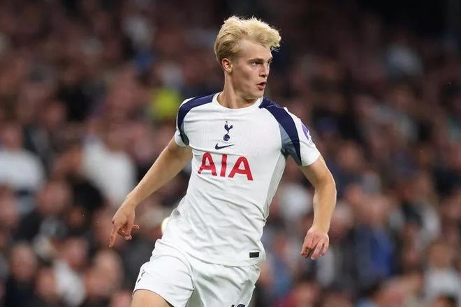 贝里瓦尔爆料巴萨转会闹剧，英超新秀遭遇狗仔围堵震惊全场