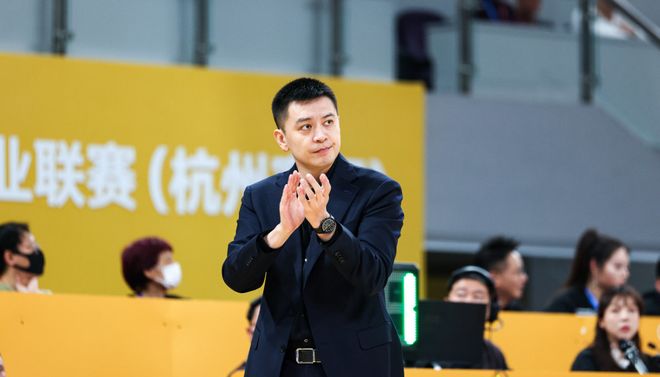 辽宁男篮新赛季前景暗淡，杨鸣高喊憋劲儿难掩实力下滑尴尬